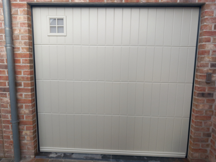 Sectionale garagepoort met sectionale garagepoorten, motor, RAL 7044, V-line verticaal geprofileerd glad, makelaar, plint, codeklavier, raam
