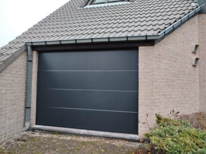 Sectionale garagepoort met sectionale garagepoorten, motor, RAL 7021, V-line niet geprofileerd glad, structuurlak