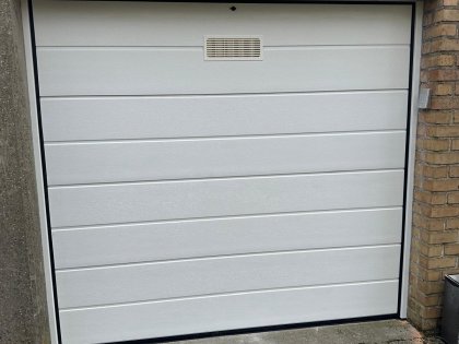 Sectionale garagepoort met sectionale garagepoorten, motor, RAL 9010, codeklavier, noodontgrendeling, verluchting rooster
