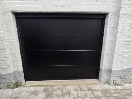 Sectionale garagepoort met sectionale garagepoorten, motor, RAL 9005, V-line niet geprofileerd glad, structuurlak