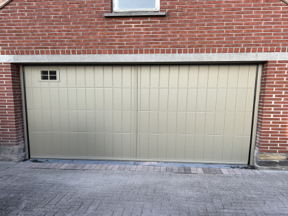 Sectionale garagepoort met sectionale garagepoorten, motor, RAL 1001, V-line verticaal geprofileerd glad, makelaar, plint, raam