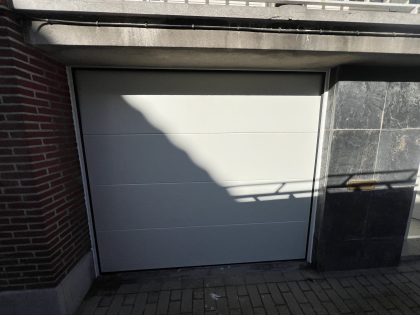 Sectionale garagepoort met sectionale garagepoorten, V-line niet geprofileerd glad, motor, RAL 9010, structuurlak