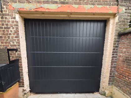 Sectionale garagepoort met sectionale garagepoorten, motor, RAL 7021, V-line verticaal geprofileerd glad