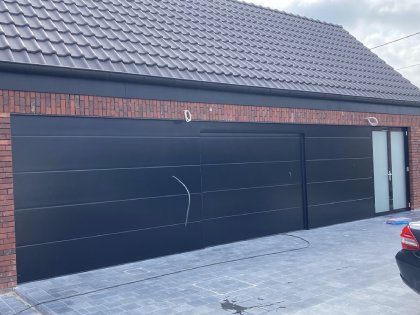 Sectionale garagepoort met sectionale garagepoorten, V-line niet geprofileerd glad, motor, RAL 9005, gevelbekleding, opendraaiende deur