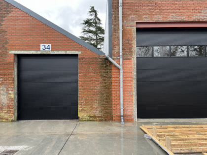 Sectionale garagepoort met sectionale garagepoorten, motor, RAL 9007, U-line microline, codeklavier, glaspaneel