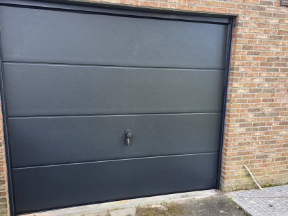Sectionale garagepoort met sectionale garagepoorten, hand, RAL 7021, V-line niet geprofileerd glad, structuurlak