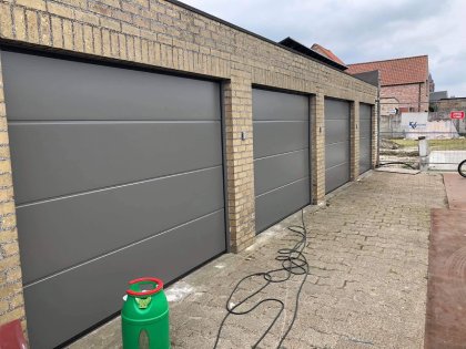 Sectionale garagepoort met sectionale garagepoorten, V-line niet geprofileerd glad, motor, RAL 7039, codeklavier