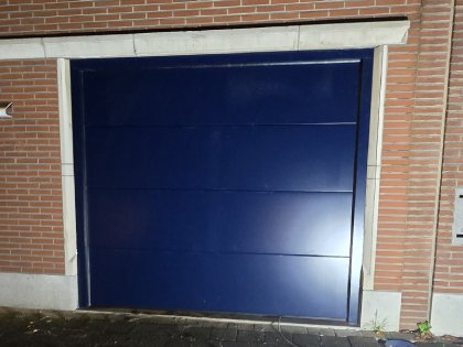 Sectionale garagepoort met sectionale garagepoorten, motor, RAL 5010, V-line niet geprofileerd glad