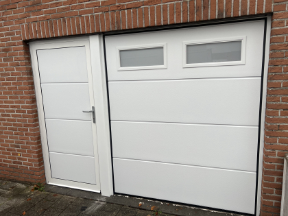 Sectionale garagepoort met sectionale garagepoorten, motor, RAL 9016, V-line niet geprofileerd stucco, raam