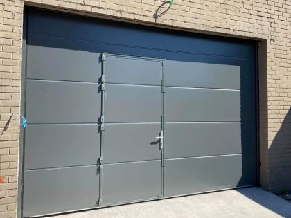 Sectionale garagepoort met sectionale garagepoorten, V-line niet geprofileerd glad, motor, RAL 7043, loopdeur, frame