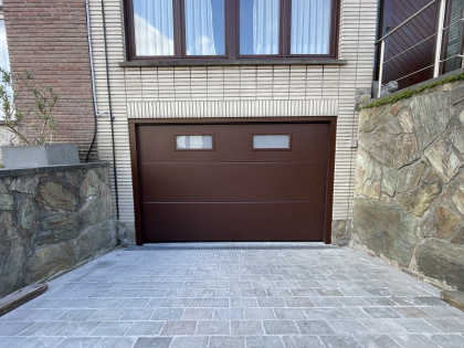 Sectionale garagepoort met sectionale garagepoorten, motor, RAL 8016, codeklavier, structuurlak, raam