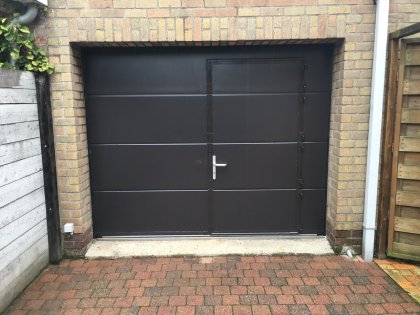 Sectionale garagepoort met sectionale garagepoorten, V-line niet geprofileerd glad, motor, RAL 8019, loopdeur