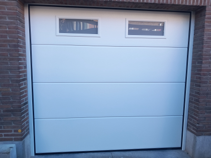 Sectionale garagepoort met sectionale garagepoorten, V-line niet geprofileerd stucco, motor, RAL 9010, raam