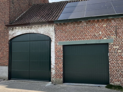 Sectionale garagepoort met sectionale garagepoorten, motor, RAL 6012, V-line verticaal geprofileerd glad, makelaar, plint, boog