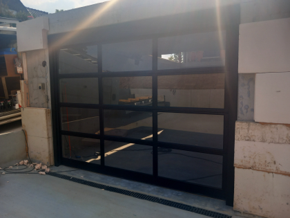 Sectionale garagepoort met sectionale garagepoorten, motor, RAL 9017, codeklavier, structuurlak, glaspaneel