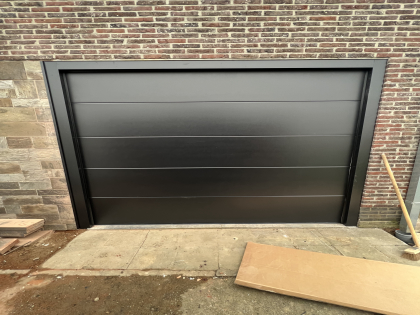 Sectionale garagepoort met sectionale garagepoorten, motor, RAL 9005, V-line niet geprofileerd glad