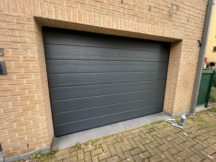 Sectionale garagepoort met sectionale garagepoorten, U-line midden geprofileerd woodgrain, motor, RAL 7016