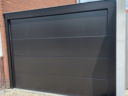 Sectionale garagepoort met sectionale garagepoorten, V-line niet geprofileerd glad, motor, RAL 8022, frame, plaatwerk