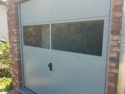 Sectionale garagepoort met sectionale garagepoorten, V-line niet geprofileerd glad, hand, RAL 7040, glaspaneel